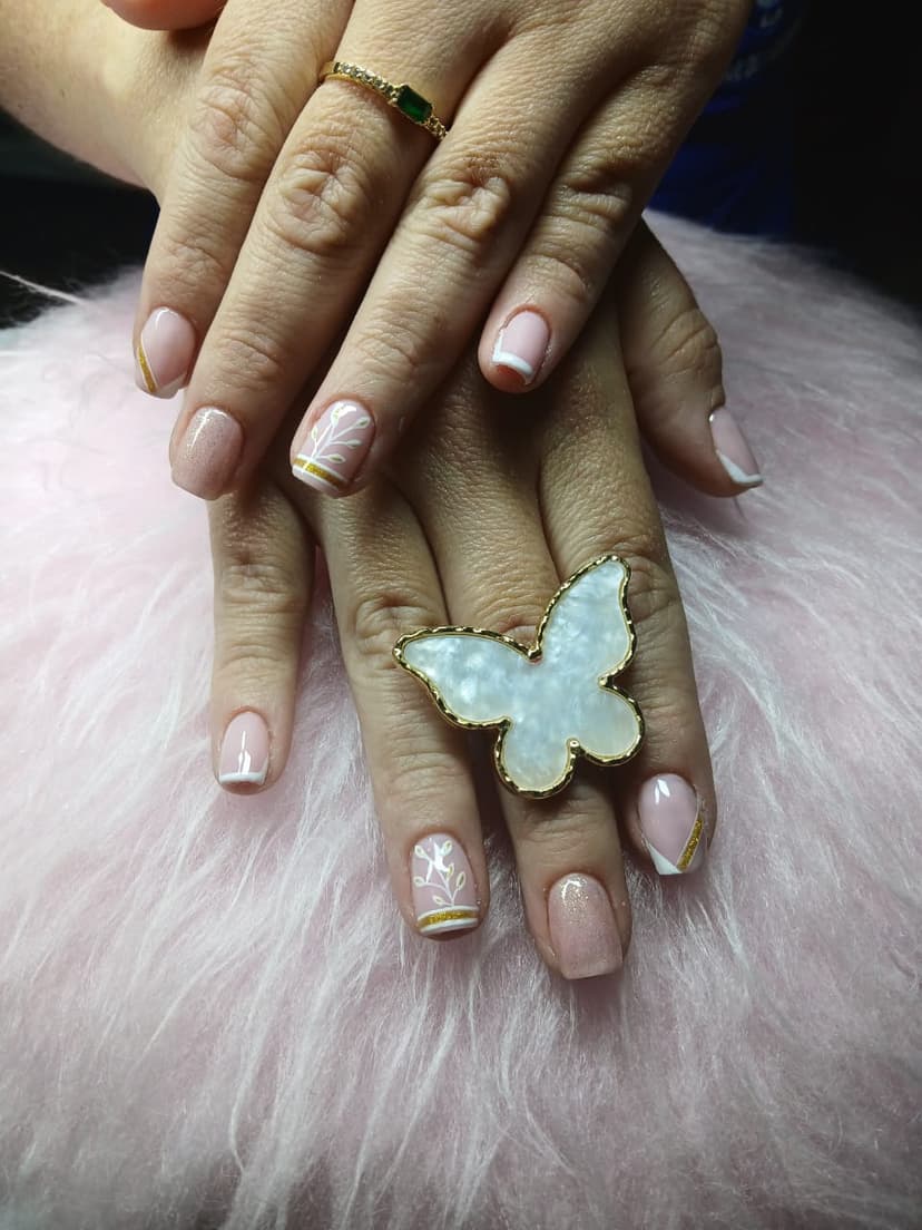 Diseno nude con flores rosa